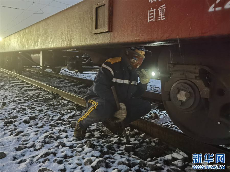 新疆铁路部门积极应对雨雪、大风、