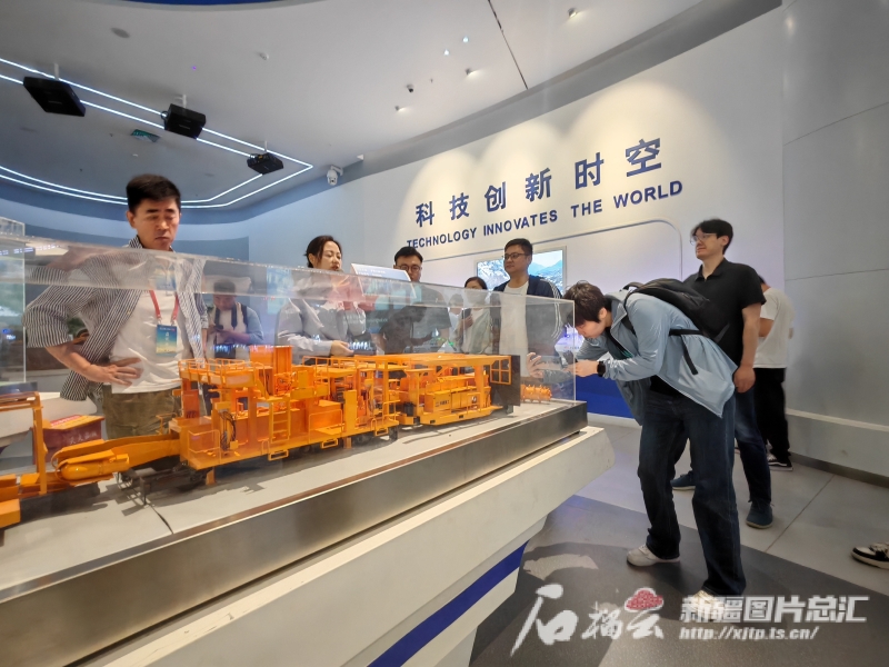 参访团一行在铁建重工新疆有限公司参观。逯风暴摄 参访团一行在铁建重工新疆有限公司参观。逯风暴摄