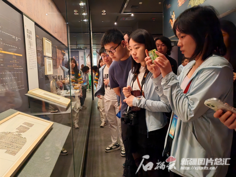 参访团一行在自治区博物馆参观。逯风暴摄 参访团一行在自治区博物馆参观。逯风暴摄