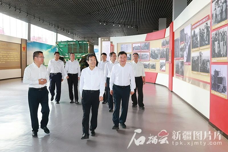 8月11日，自治区党委书记、兵团党委第一书记、第一政委陈小江在五家渠兵团农业机械化主题展览馆，参观了解兵团现代农业发展情况。