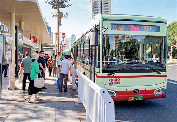 “八楼”2路汽车主题车站。