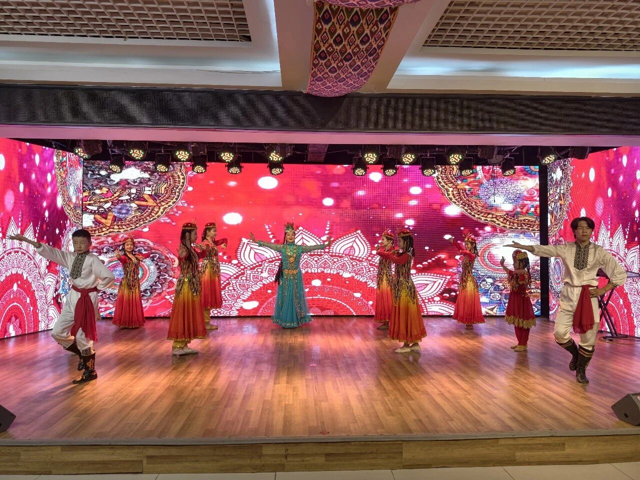 民族团结一家亲幸福欢乐心连心——