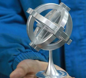 学生制作&ldquo;地球仪&rdquo;式金属鲁班锁 榫卯结构巧妙结合