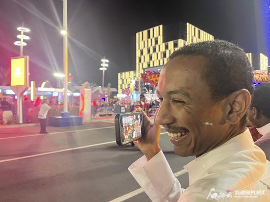 1月30日,卡塔尔卢赛尔市,亚洲杯嘉年华现场,世界各地球迷为中国新疆舞者驻足停留。石榴云/新疆日报 记者王晶晶摄